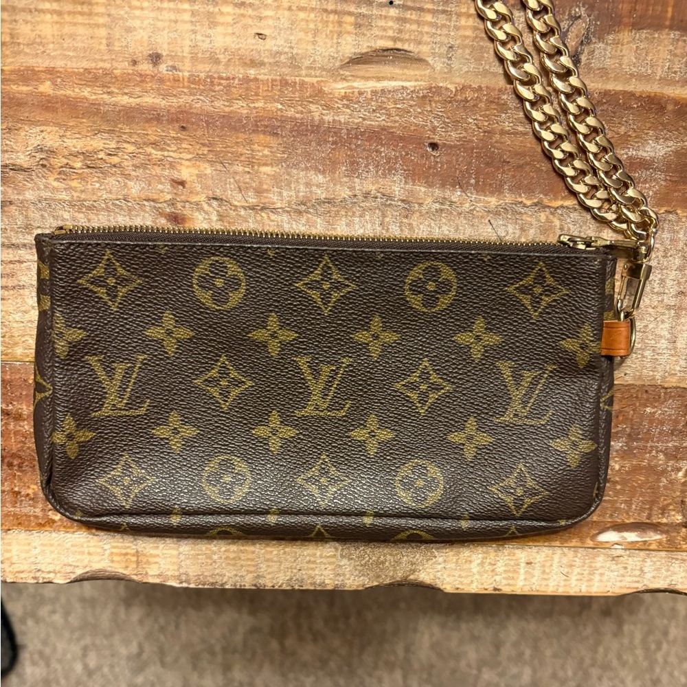 Louis Vuitton Monogram Pochette Milla MM Gold-tone chain strap - AUTHENTICATED - Picture 7 of 7